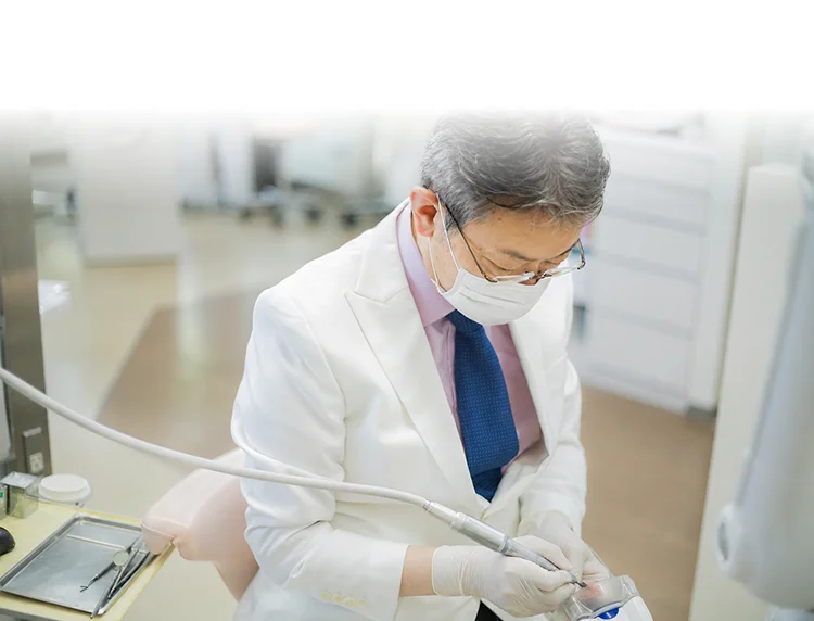 入れ歯について相談する患者と歯科医師