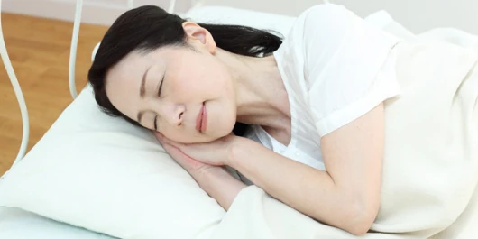 横になり寝ている女性