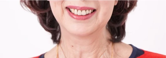 自然な笑顔の女性の口元