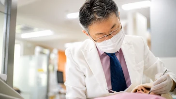 治療をしている医師
